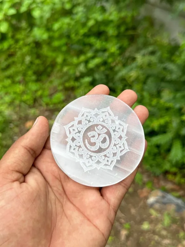 Om_Selenite_Crystal_Charging_Plate_For_Charging_Crystal_And_Stone_For_Vastu_Decorative_Showpiece_-_8_Cm