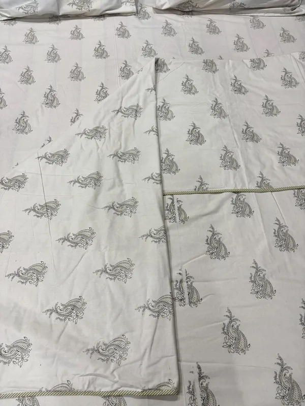 Shell_Cotton_Printed_Double_Bed_(Reversible)
Comforter/Dohar_Set_(Includes_Comforter/Bedsheet/Two_Cushion_Covers)