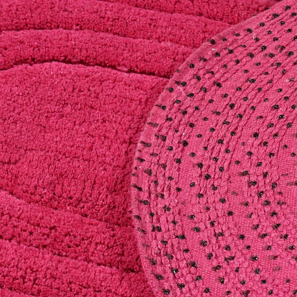 Solid_Fuchsia_Race_Track_Fine_Cotton_Oval_Bathmat