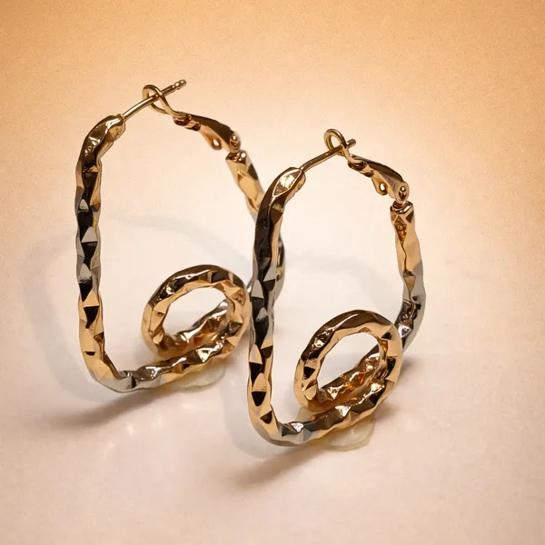 Gold_And_Silver_Dual_Tone_Geometric_Twist_Hoop_Ears_Anti_Tarnish_Earring_For_Women