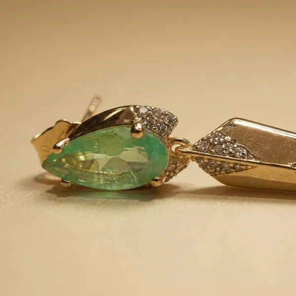 Green_Emerald_Sharpcut_Drop_Ears_Anti_Tarnish_Earring_For_Women