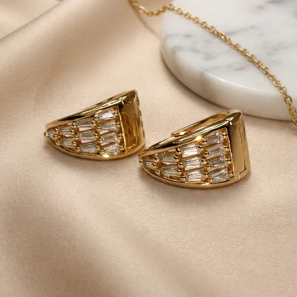 Gold_Baguette_Studded_Half_Hoop_Ears_Anti_Tarnish_Earring_For_Women