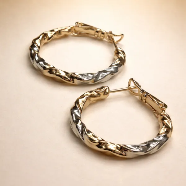 Gold_And_Silver_Twotone_Twisted_Metal_Hoop_Ears_Anti_Tarnish_Earring_For_Women