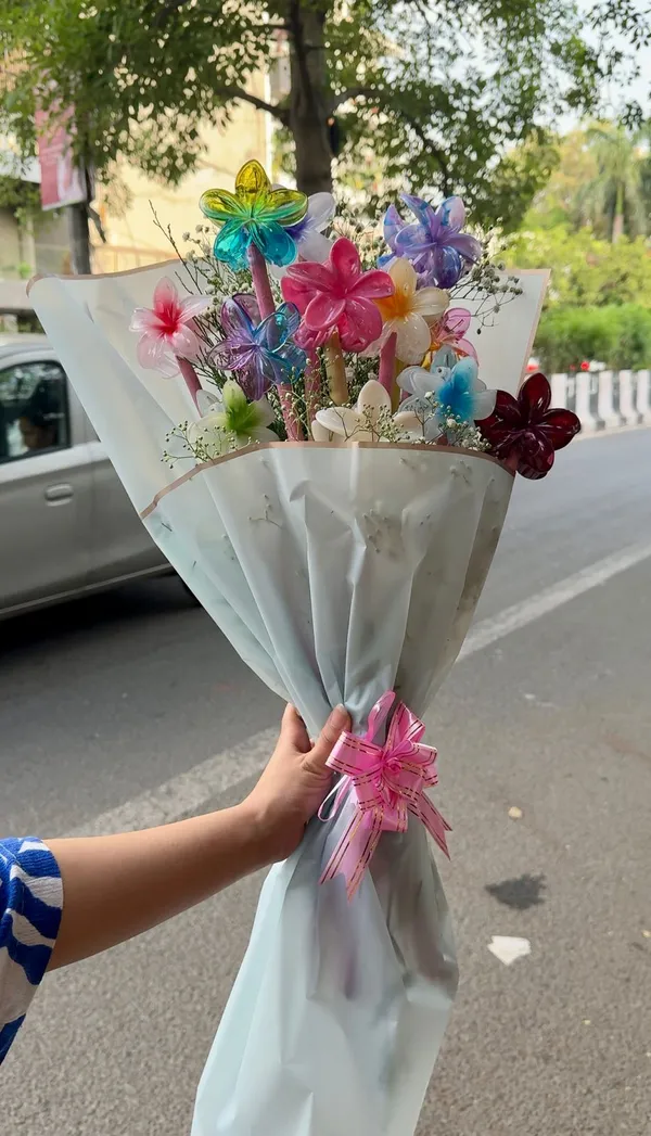 LARGE_FLOWER_CLAW_CLIP_BOUQUET