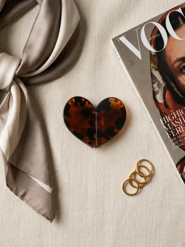 MAGNA_HEART_BY_WAZA_[SHADE:ESPRESSO]_|_MAGNETIC_HEART_HAIR_CLIP__