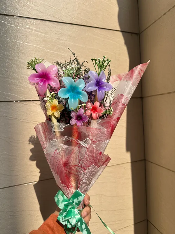 SMALL_FLOWER_CLAW_CLIP_BOUQUET