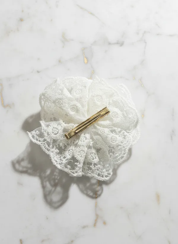 White_Lace_And_Pearl_Flower_Lace_Pearl_Hair_Pin