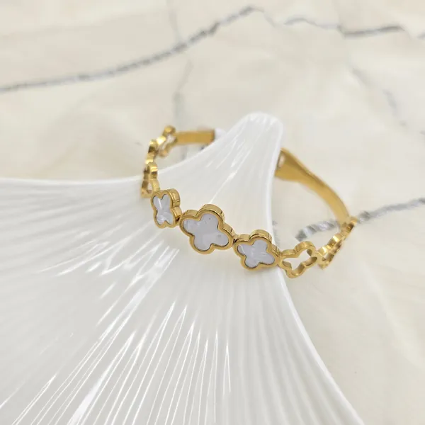 White_Clove_Bracelet