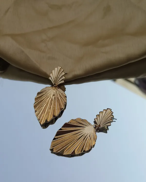 Gold_Brass_Leaf_Statement_Hangings_For_Women
