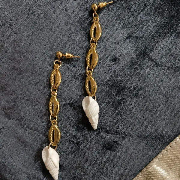 Gold_Brass_Long_Shell_Hangings_For_Women