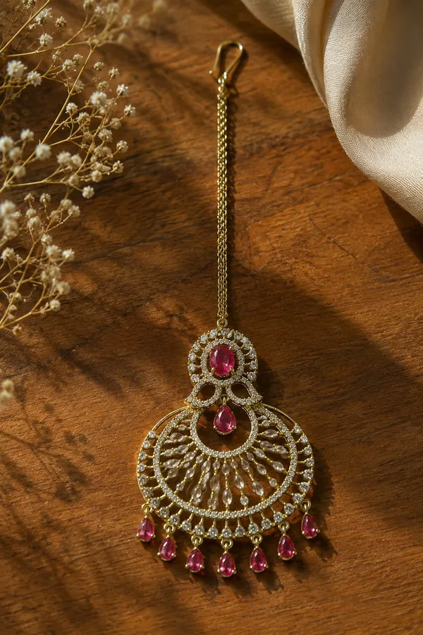 Gold_Tone_Red_Stone_Studded_Chandelier_Maang_Tikka_For_Women