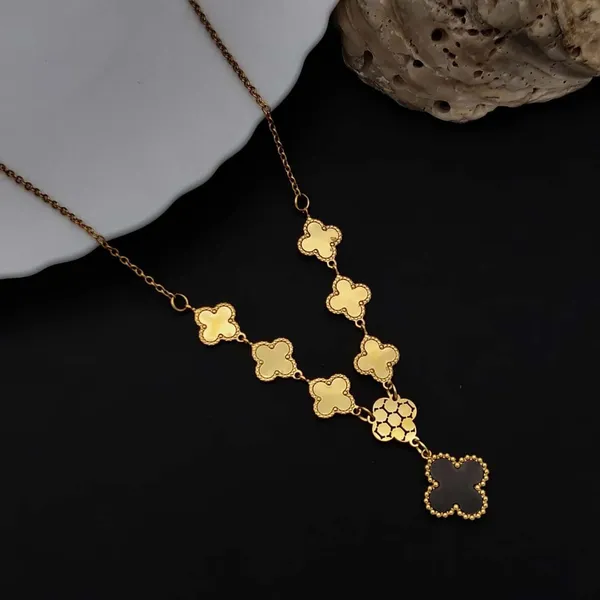 Golden_Flower_Clove_Chain_Pendant_For_Women