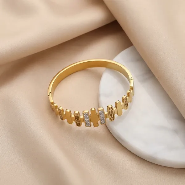 Golden_Regal_Spark_Bracelet_For_Women