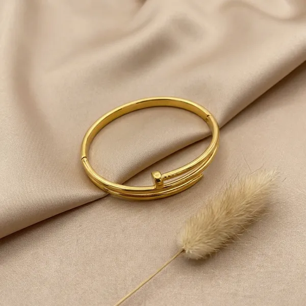 Golden_Golden_Curve_Nail_Bracelet_For_Women