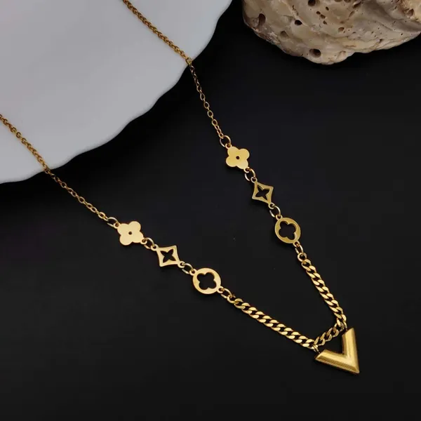 Golden_Classic_V_Chain_Pendant_For_Women