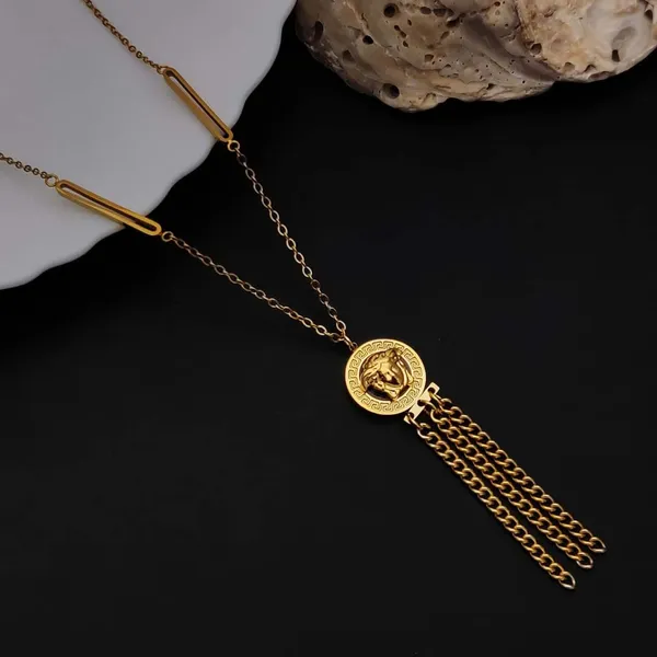 Golden_Medusa_Chain_Pendant_For_Women