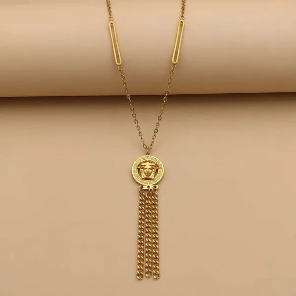 Golden_Medusa_Chain_Pendant_For_Women