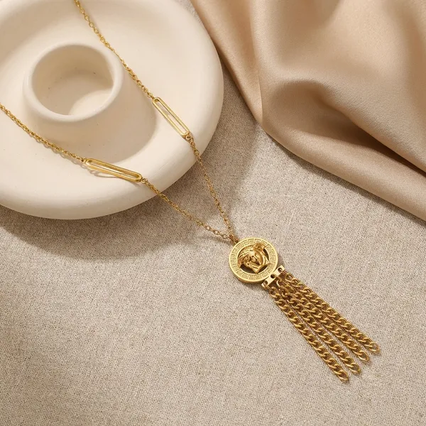 Golden_Medusa_Chain_Pendant_For_Women