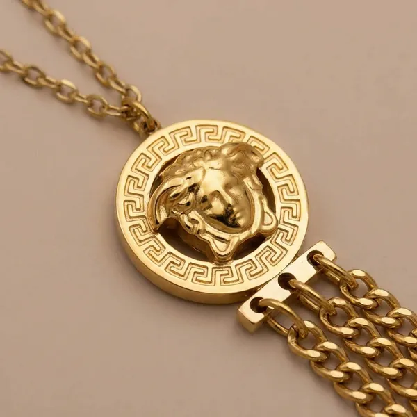 Golden_Medusa_Chain_Pendant_For_Women
