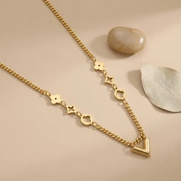 Golden_Classic_V_Chain_Pendant_For_Women