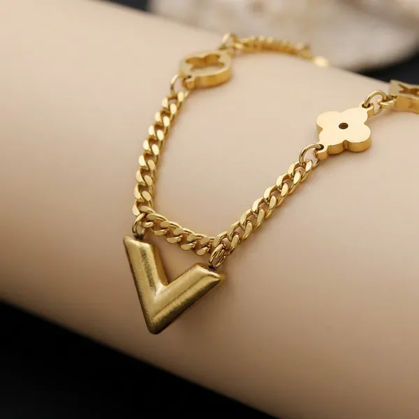 Golden_Classic_V_Chain_Pendant_For_Women