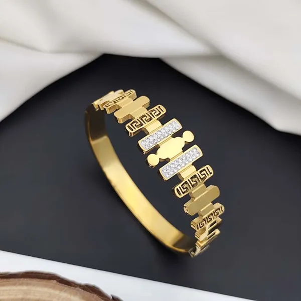 Golden_Regal_Spark_Bracelet_For_Women