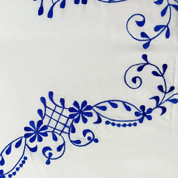 4_Seater_White_Cotton_Embroidered_Diamond_Table_Cloth