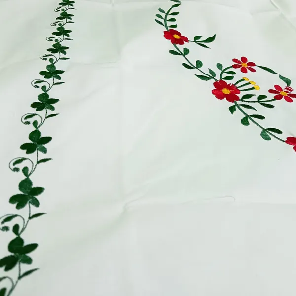4_Seater_White_Cotton_Embroidered_Red_Scarlet_Table_Cloth