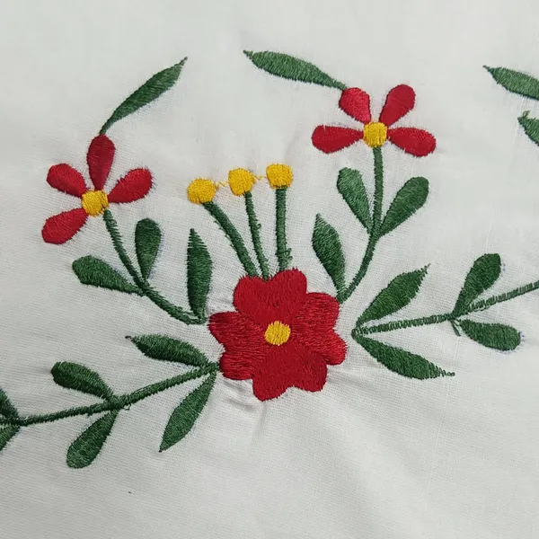 4_Seater_White_Cotton_Embroidered_Red_Scarlet_Table_Cloth