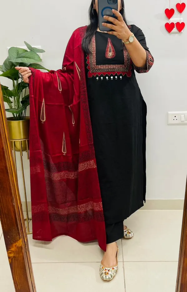 Black_Red_Cotton_Ajrakh_Kurta_Set_For_Women