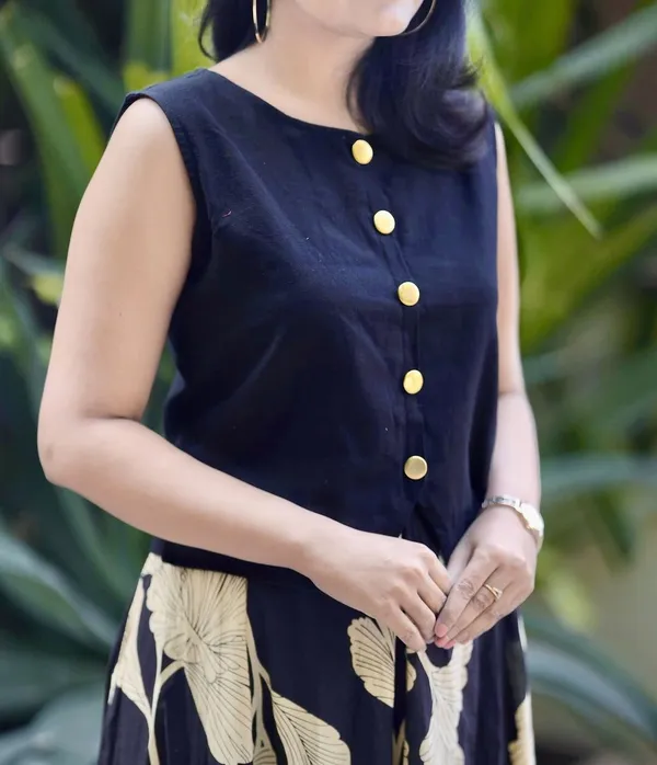 Black_Floral_Print_Sleeveless_Kurti_with_Flared_Palazzo