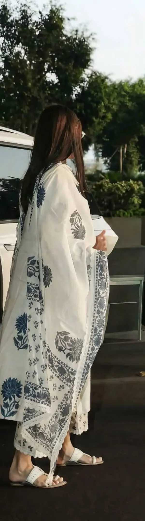 Blue_And_White_Floral_Cotton_Kurta_Set_For_Women