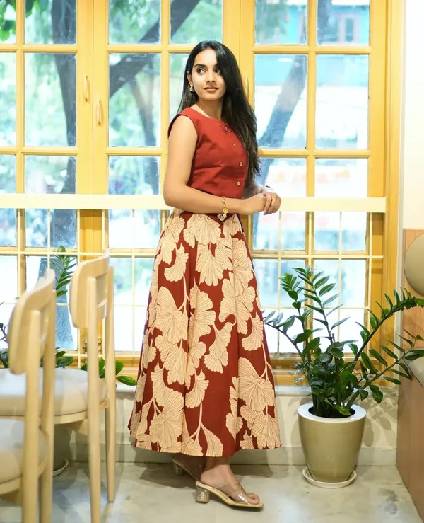 Red_Floral_Print_Sleeveless_Kurti_with_Flared_Palazzo