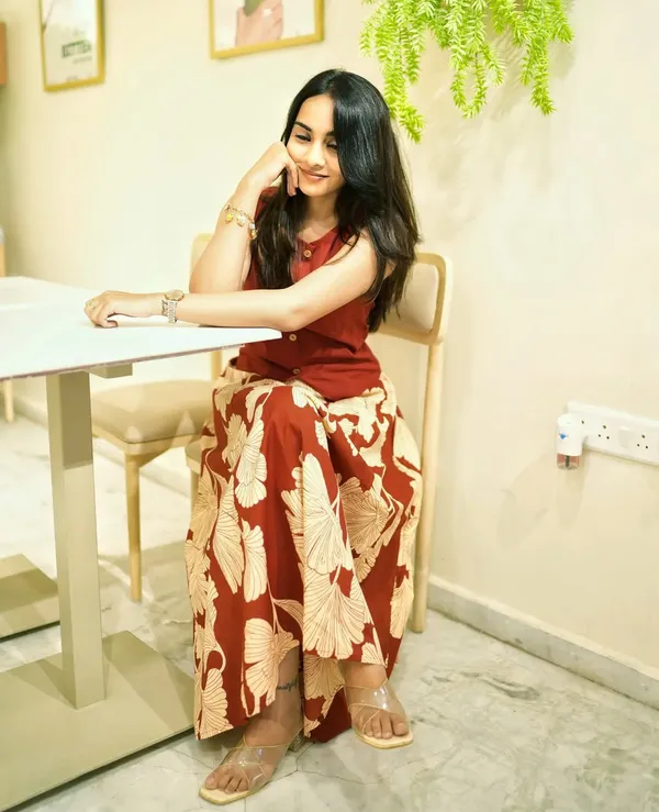 Red_Floral_Print_Sleeveless_Kurti_with_Flared_Palazzo