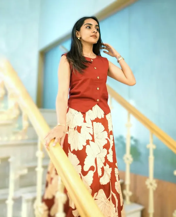 Red_Floral_Print_Sleeveless_Kurti_with_Flared_Palazzo