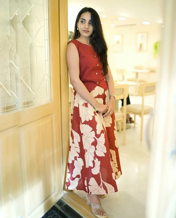 Red_Floral_Print_Sleeveless_Kurti_with_Flared_Palazzo