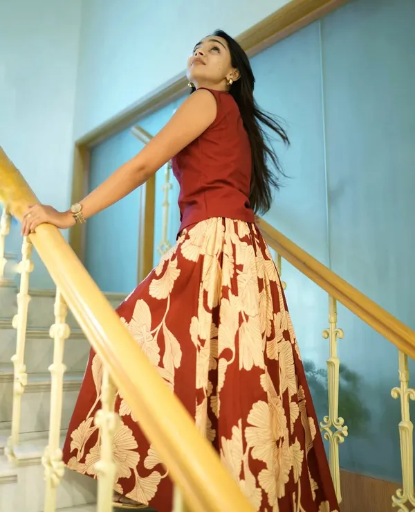 Red_Floral_Print_Sleeveless_Kurti_with_Flared_Palazzo