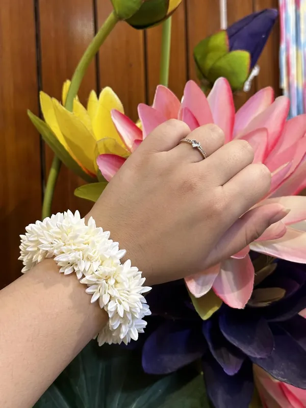 White_Hair_Gajra_For_Hair_Bun_Artificial_Mogra_Jasmine_Juda_Gajra_Stylish_Colourful_Flower_Hair_Accessories_Hair_Tie_Scrunchies_Rubber_Band_For_Wedding_&_Festive_Look_For_Women