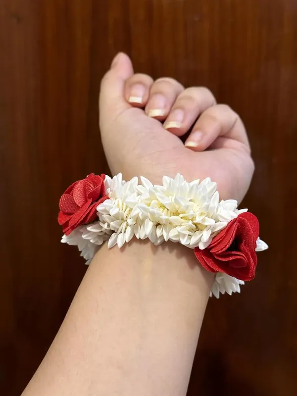 White_And_Red_Mix_Hair_Gajra_For_Hair_Bun_Artificial_Mogra_Jasmine_Juda_Gajra_Stylish_Colourful_Flower_Hair_Accessories_Hair_Tie_Scrunchies_Rubber_Band_For_Wedding_&_Festive_Look_For_Women