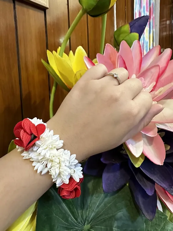 White_And_Red_Mix_Hair_Gajra_For_Hair_Bun_Artificial_Mogra_Jasmine_Juda_Gajra_Stylish_Colourful_Flower_Hair_Accessories_Hair_Tie_Scrunchies_Rubber_Band_For_Wedding_&_Festive_Look_For_Women