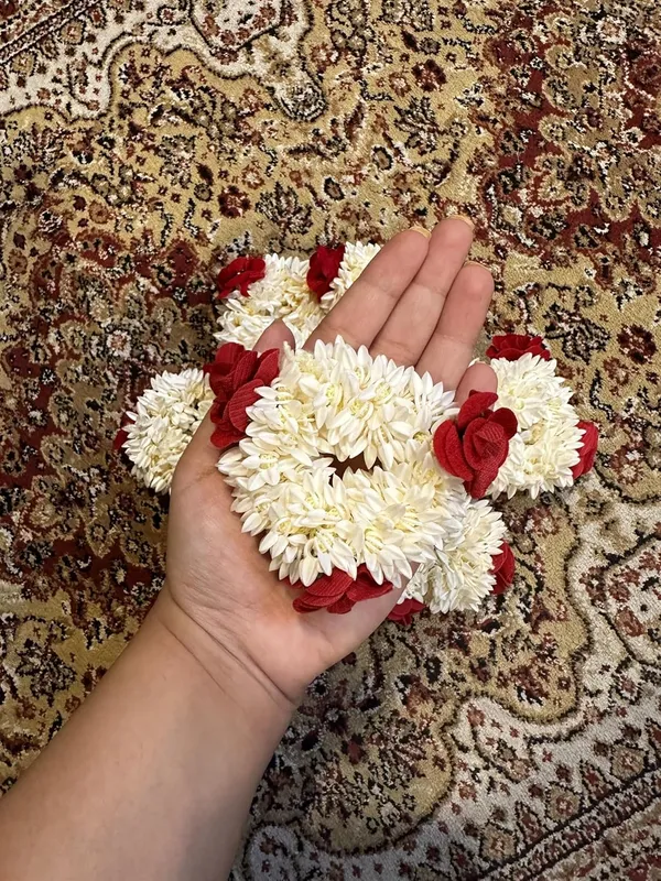 White_And_Red_Mix_Hair_Gajra_For_Hair_Bun_Artificial_Mogra_Jasmine_Juda_Gajra_Stylish_Colourful_Flower_Hair_Accessories_Hair_Tie_Scrunchies_Rubber_Band_For_Wedding_&_Festive_Look_For_Women