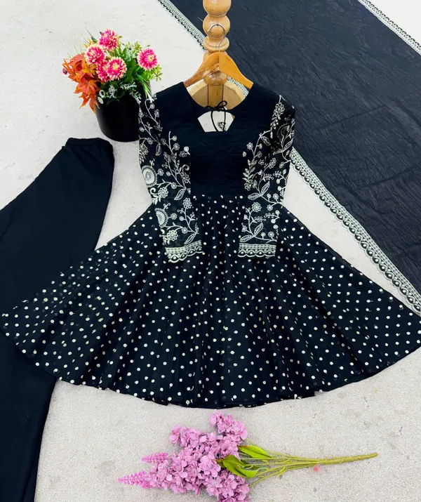 Black_Crunchy_Fabric_Kurti_With_Dupatta_And_Bottom_Wear_For_Women