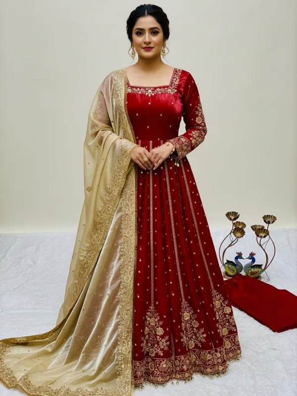 Red_Heavy_Frendy_Silk_Gown_With_Embroidery_For_Women
