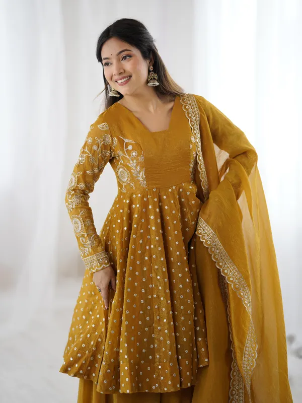 Yellow_Crunchy_Fabric_Kurti_With_Dupatta_And_Bottom_Wear_For_Women
