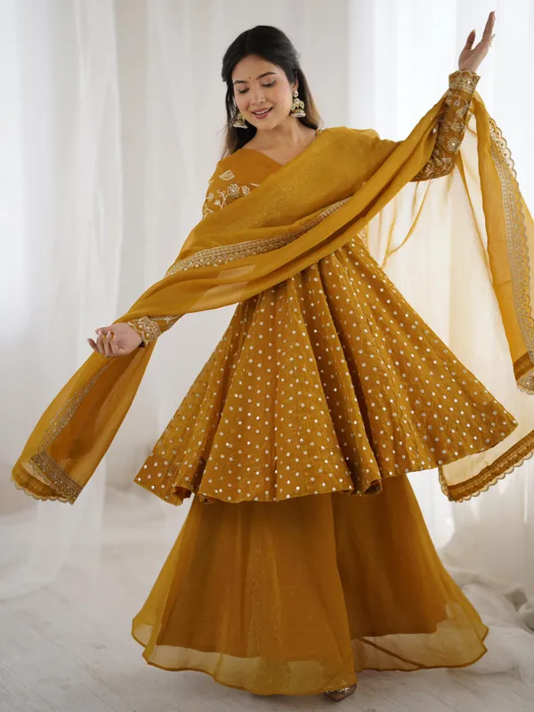 Yellow_Crunchy_Fabric_Kurti_With_Dupatta_And_Bottom_Wear_For_Women