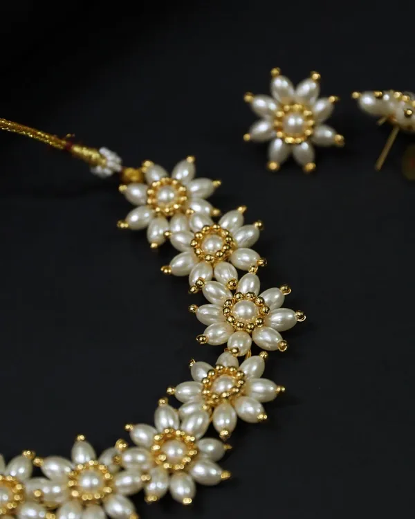 White_Moti_Pushpa_Chinchpeti_Necklace_Set_For_Women