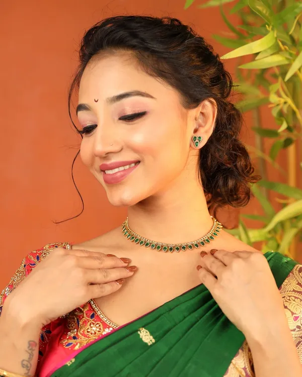 Bottle_Green_Kundan_Stone_Matt-Gold_Toe_Chain_For_Women