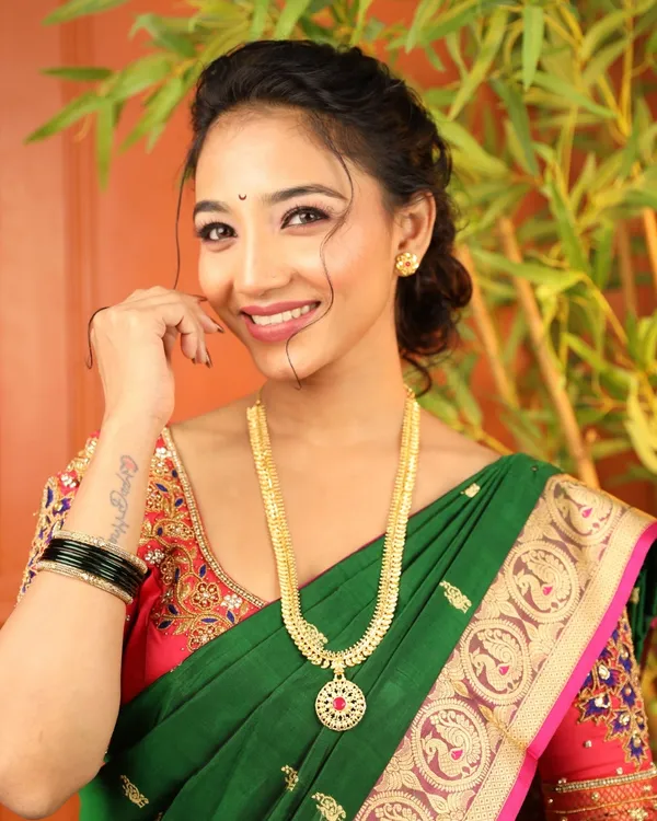 Gold_Matinee_Length_Chain_With_Floral_Pendant_Set_For_Women