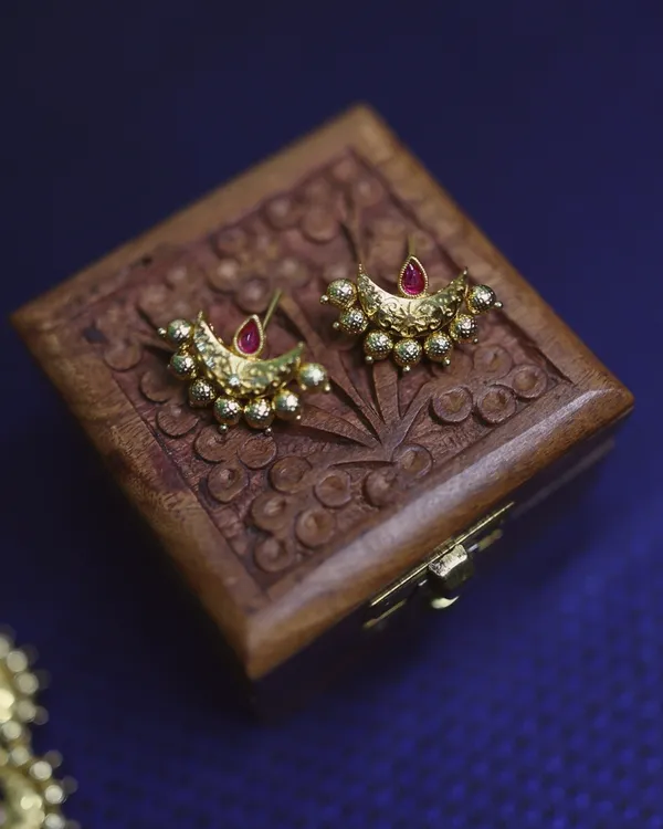 Gold_Rajwada_Kolhapuri_Saaj_Necklace_Set_For_Women