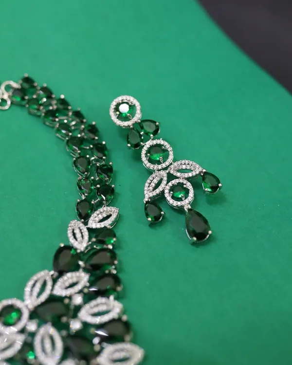 Bottle_Green_Grand_Regal_Sparkle_Teardrop_With_Mangtika(Bindi)_Rhodium_Plated_Cubic_Zirconia_(Cz)_Choker_Set_For_Women